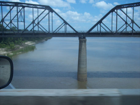 Cross from Arkansas to Mississippi